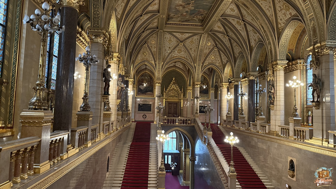 El Interior del Parlamento: Lujo, Historia y la Santa Corona